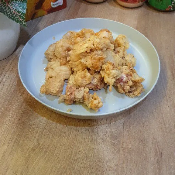 Angkat dan tiriskan cumi. Cumi goreng kriuk siap disajikan.