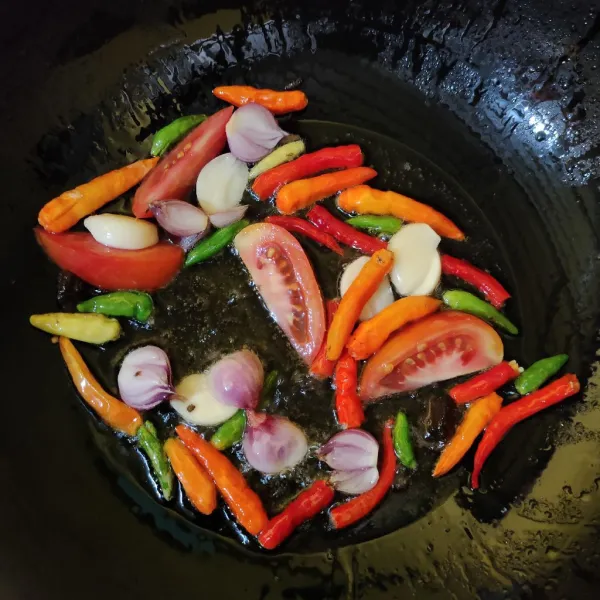 Goreng cabe, bawang merah, bawang putih, tomat dan terasi hingga matang lalu masukkan kedalam cobek.