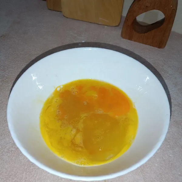 Mix margarin dan telur sampai gula larut.
