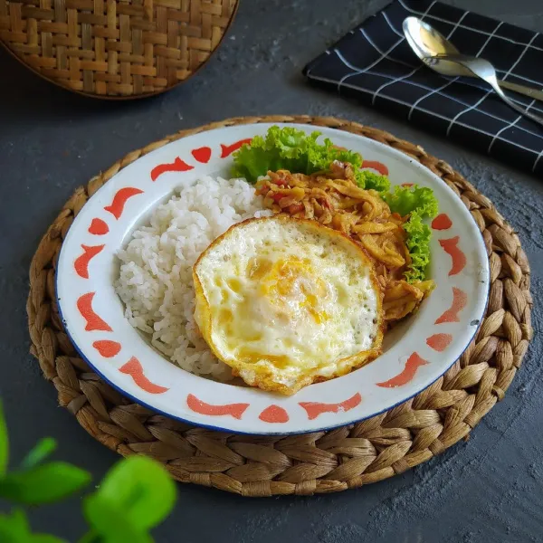 Sajikan dengan nasi panas.
