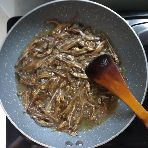 Panaskan minyak, kemudian goreng ikan teri hingga matang lalu angkat dan tiriskan.