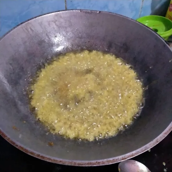 Gunakan saringan teh atau tepung, angkat setinggi 30 cm dari atas wajan. Tuangkan adonan di atas saringan dengan gerakan memutar. Bisa dituangkan beberapa sendok.