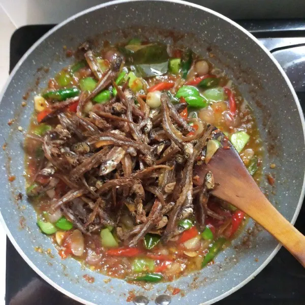 Terakhir masukkan ikan teri yang sudah digoreng tadi.