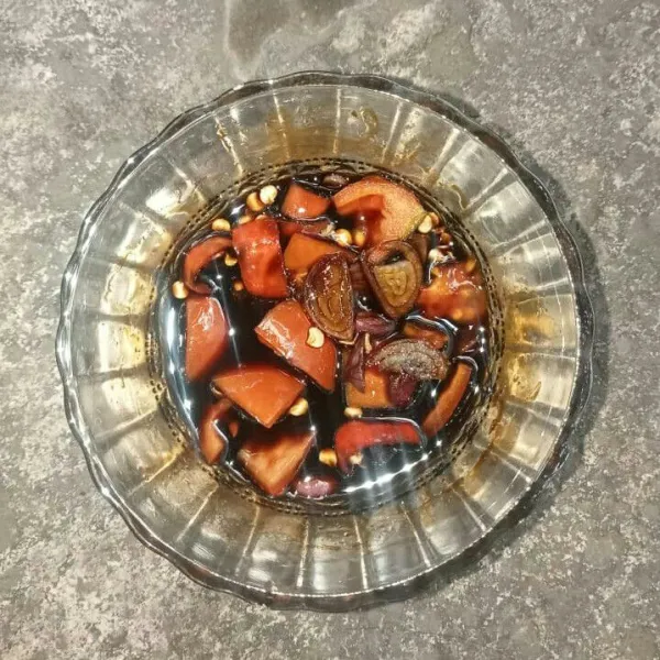 Buat sambal kecap: iris-iris cabe, bawang, dan tomat masukkan kedalam mangkok lalu beri kecap manis aduk rata.