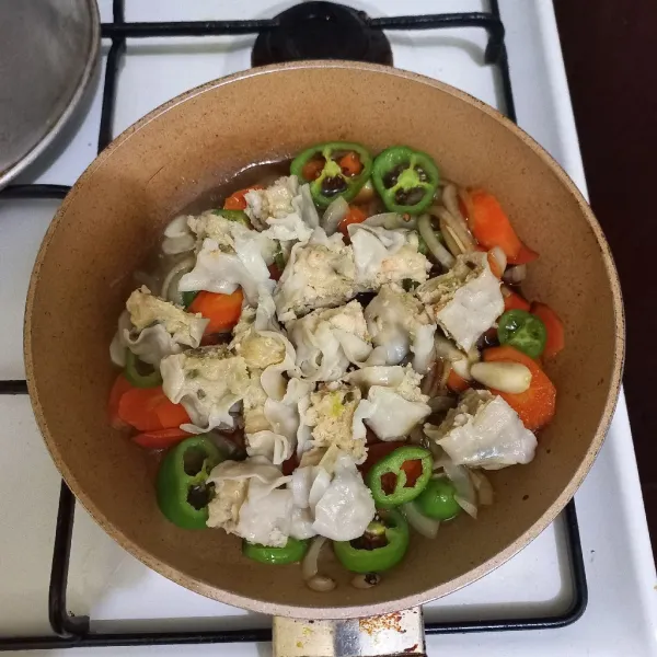 Masukkan potongan siomay, aduk dan masak hingga menyerap.