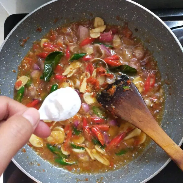 Beri garam, kaldu jamur dan gula pasir aduk rata.