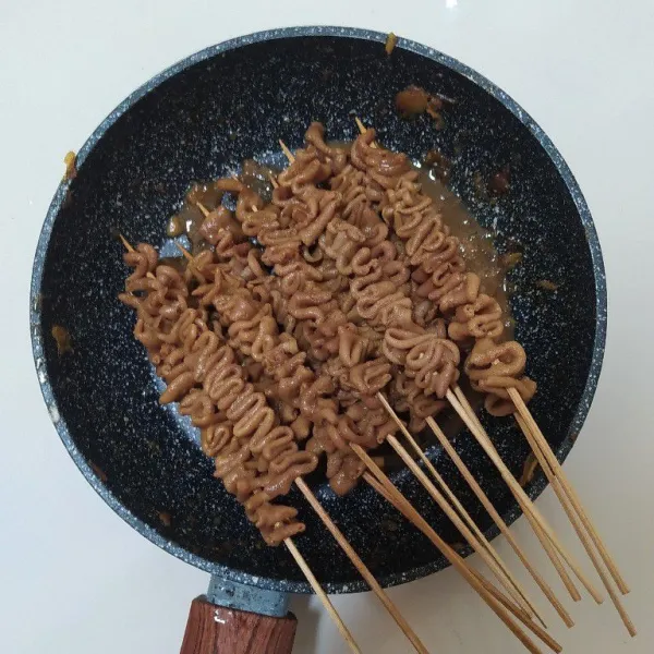 Tusuk usus dengan tusukan sate. Sajikan.
