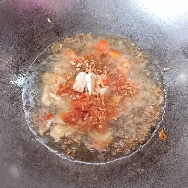 Tumis bumbu.