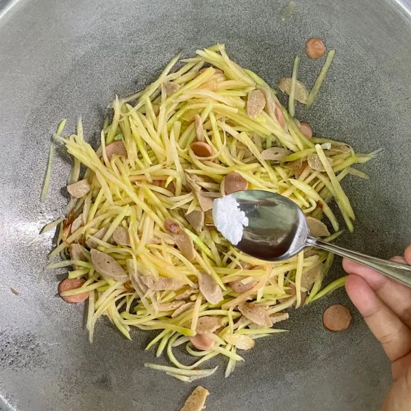 Tambahkan garam, kaldu bubuk, lada bubuk, gula pasir, saus tiram, kecap asin dan kecap manis. Aduk-aduk dan masak hingga matang. Sisihkan.