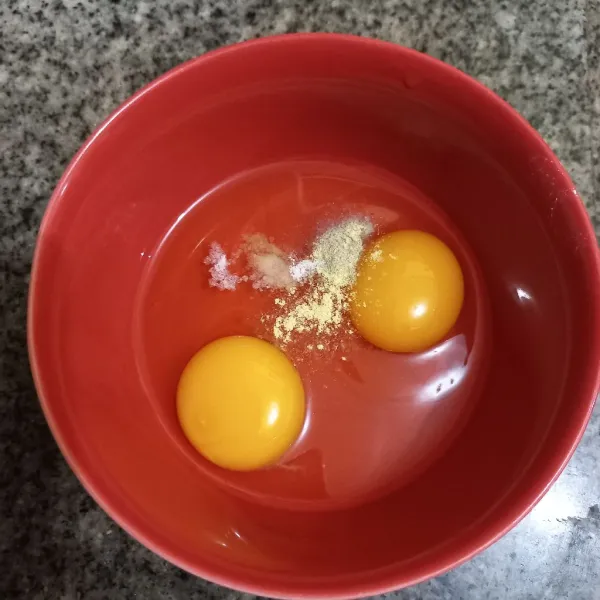 Tambahkan garam, kaldu jamur dan merica bubuk, kocok lepas.