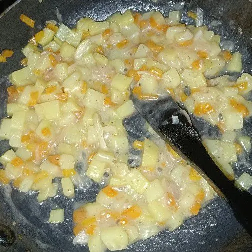 Masukkan wortel dan kentang yang sudah dipotong dadu kecil dan direbus. Masukkan air, kental manis, garam, dan lada. Tuang larutan maizena. Aduk hingga mengental. Tes rasa.
