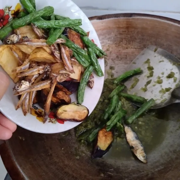 Jika sudah matang, tunggu sampai hangat dan campur semua bahan yang sudah digoreng, sajikan