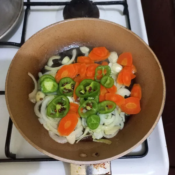 Tambahkan irisan cabe gendot.
