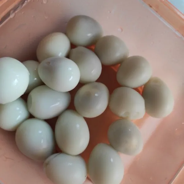 Rebus telur puyuh dan buka kulitnya.
