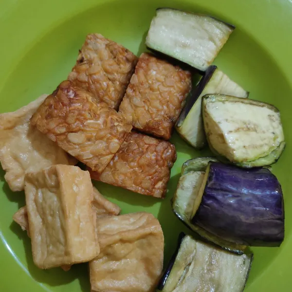 Goreng tahu, tempe dan terong hingga matang.