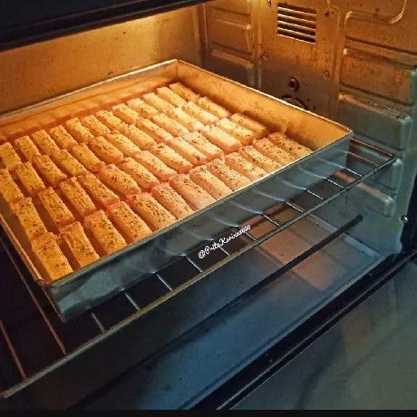 Panggang di oven dengan suhu 180°c selama 10 menit api bawah dan dilanjut 10 menit api atas.