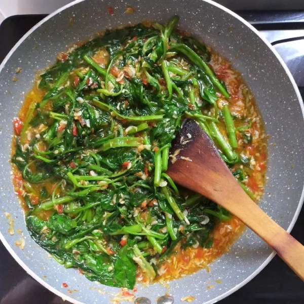 Aduk rata dan masak sebentar saja, kemudian matikan api.
