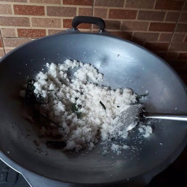 Masak sambil diaduk - aduk hingga gula larut dan kelapa matang.