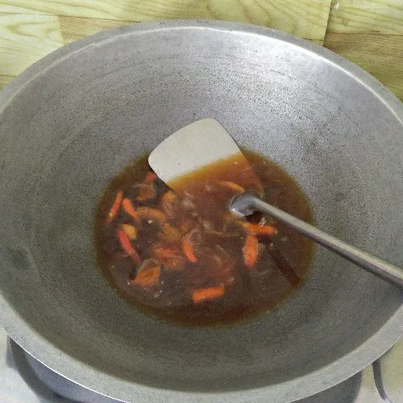 Masukkan 150 ml air, kecap manis, saos tiram, garam, kaldu jamur, lada bubuk lalu aduk serta koreksi rasa sesuai selera.