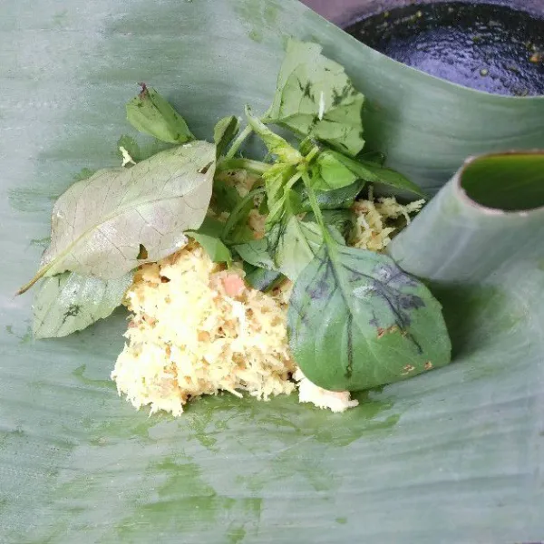 Bungkus dengan daun pisang, masukan daun kemangi dan daun salam. Kukus hingga matang.