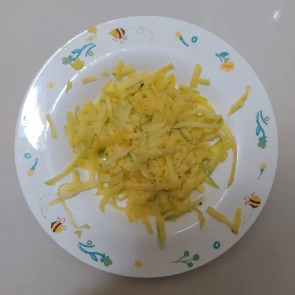 Serut buah mangga, sisihkan.
