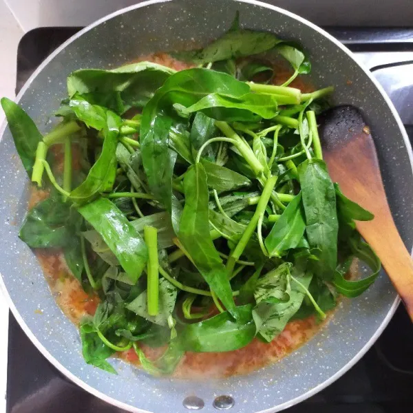 Masukkan kangkung.