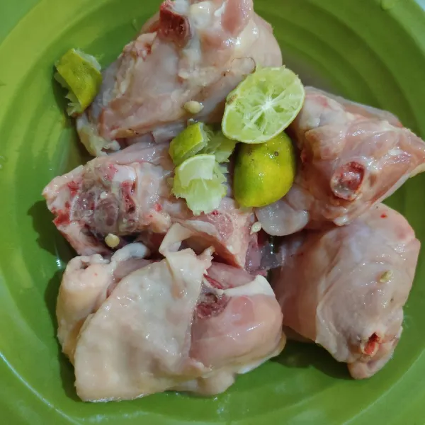 Cuci bersih ayam, beri perasan jeruk nipis. Diamkan selama 10 menit, cuci kembali hingga bersih, tiriskan.