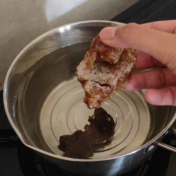 Masukan gula aren dan asam matang masak sampai gula larut dan asam hancur.