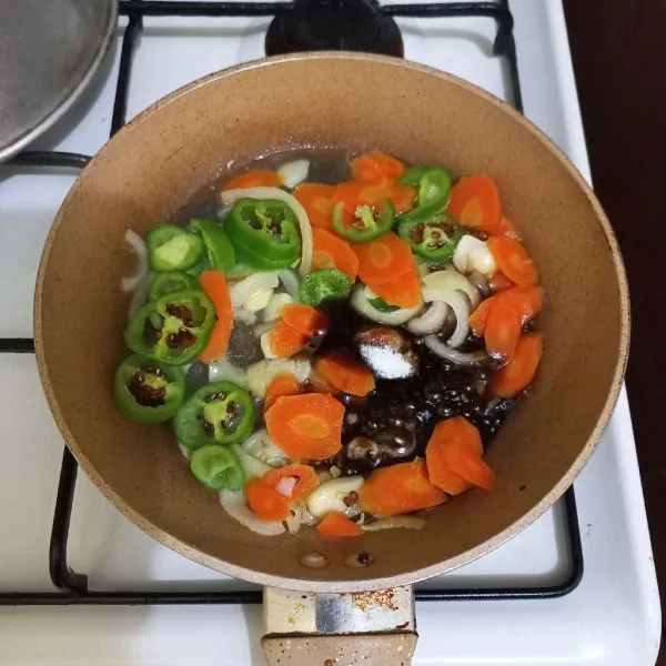 Beri garam, gula pasir, kecap manis dan saus tiram.