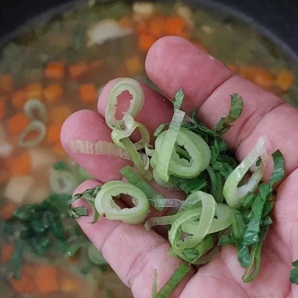 Terakhir tambahkan daun bawang prei dan seledri.