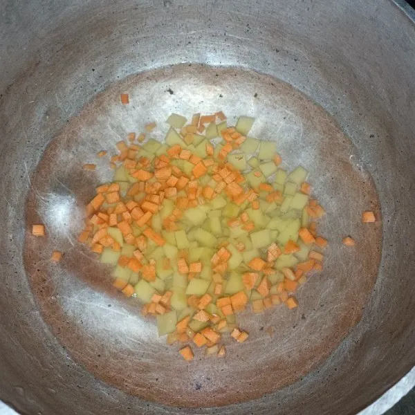 Masukkan wortel, kentang dan air ke dalam panci.
