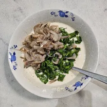 Masukkan udang dan daun kucai, aduk rata.