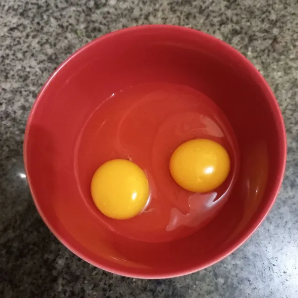 Pecahkan telur pada mangkuk.