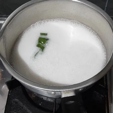Masak air bersama garam, gula dan daun pandan hingga mendidih, angkat dan biarkan dingin.