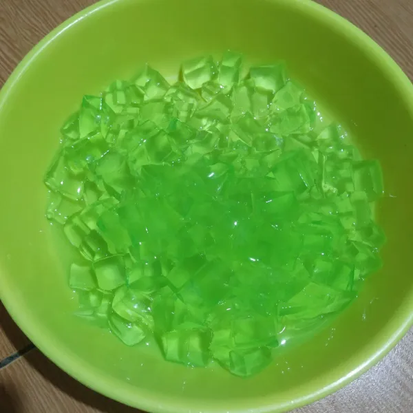 Angkat, dinginkan & biarkan mengeras. Lalu potong-potong dadu.