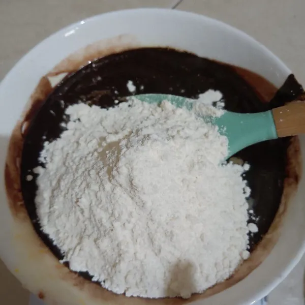 Masukkan terigu dan campurkan hingga tidak bergerindil dan semuanya larut.