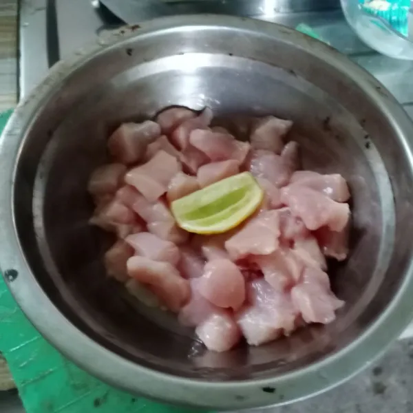 Potong dadu fillet dada ayam kemudian cuci bersih. Beri perasan jeruk nipis, kemudian diamkan selama 10 menit. Bumbui tanpa perlu dicuci lagi.