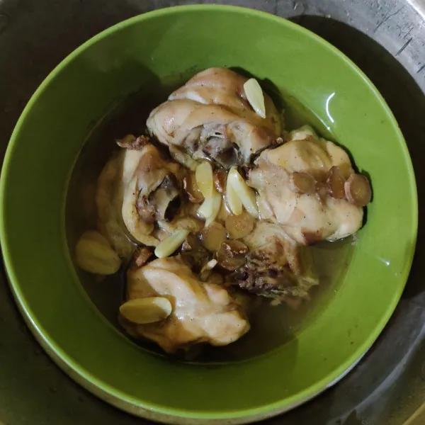 Panaskan kukusan lalu kukus ayam selama 30 menit.