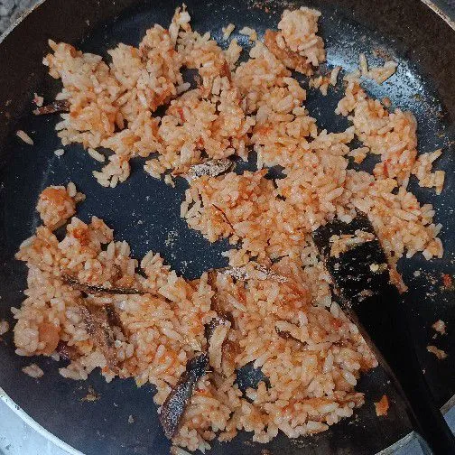 Aduk rata nasi dengan bumbu hingga tidak ada warna putih.