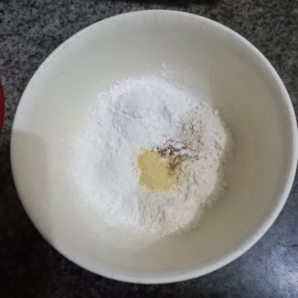 Dalam wadah campur tepung beras, tepung terigu, garam, kaldu jamur dan ketumbar bubuk, aduk rata.