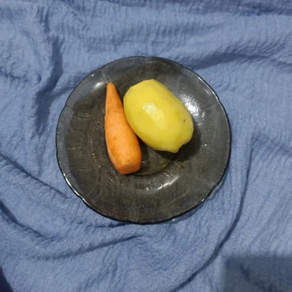 Kupas wortel dan kentang.
