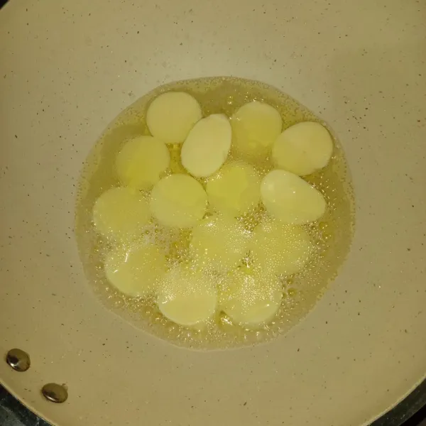 Potong tofu lalu goreng di minyak panas, jangan lupa dibalik, tunggu sampai tofu berkulit, lalu angkat dan tiriskan.