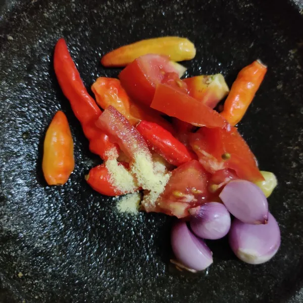 Ulek semua bahan sambel, tes rasa.