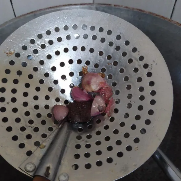 Goreng bawang merah dan terasi.