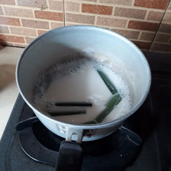 Campurkan semua bahan cair. Masak sambil diaduk-aduk hingga mendidih dan gula larut, sisihkan hingga hangat kuku