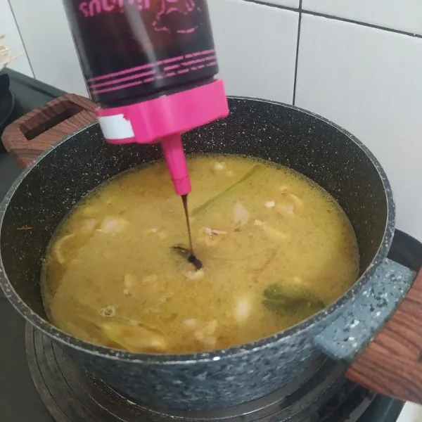 Masak hingga kuah mendidih lalu tambahkan kecap manis.