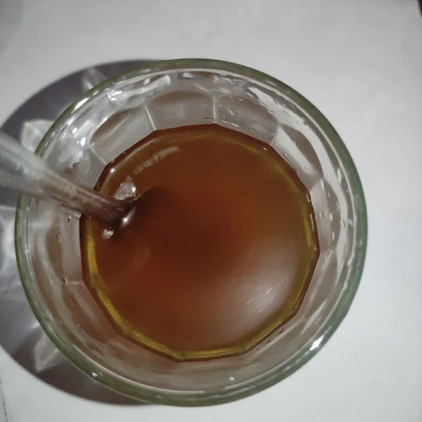 Lalu masukan air teh, tambah gula pasir, aduk-aduk.