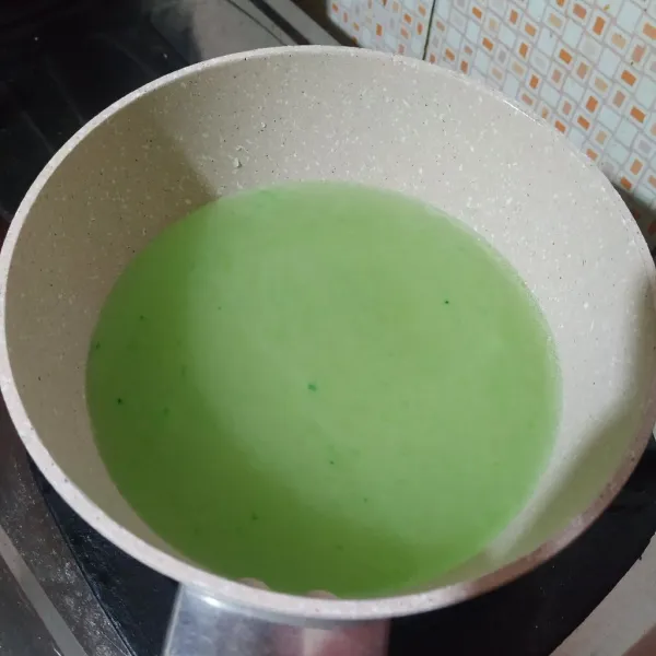 Masak semua bahan jelly hijau sampai mendidih.