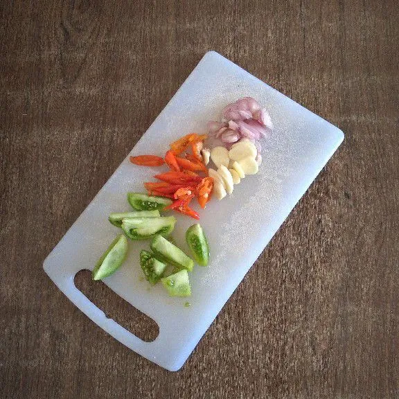 Iris cabe, bawang merah, bawang putih dan tomat.