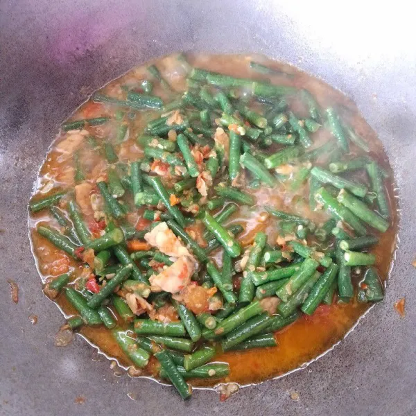 Masukan air, gula, garam dan kaldu bubuk.